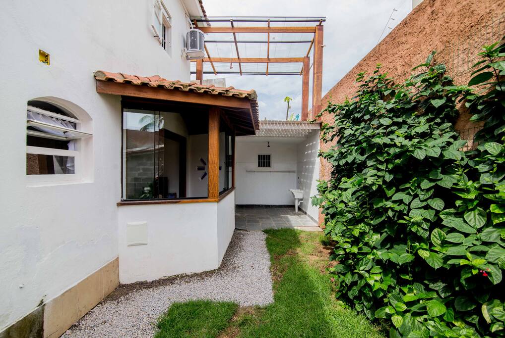 Área externa da casa e janela da sala