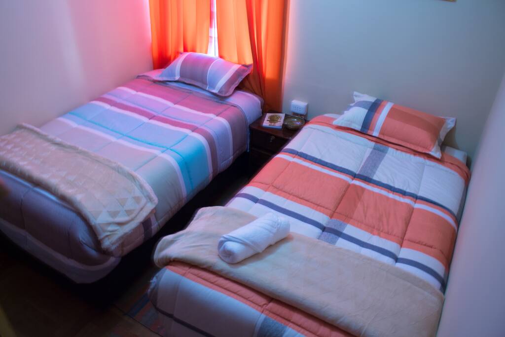 Cálida habitación Camas de plaza y media.