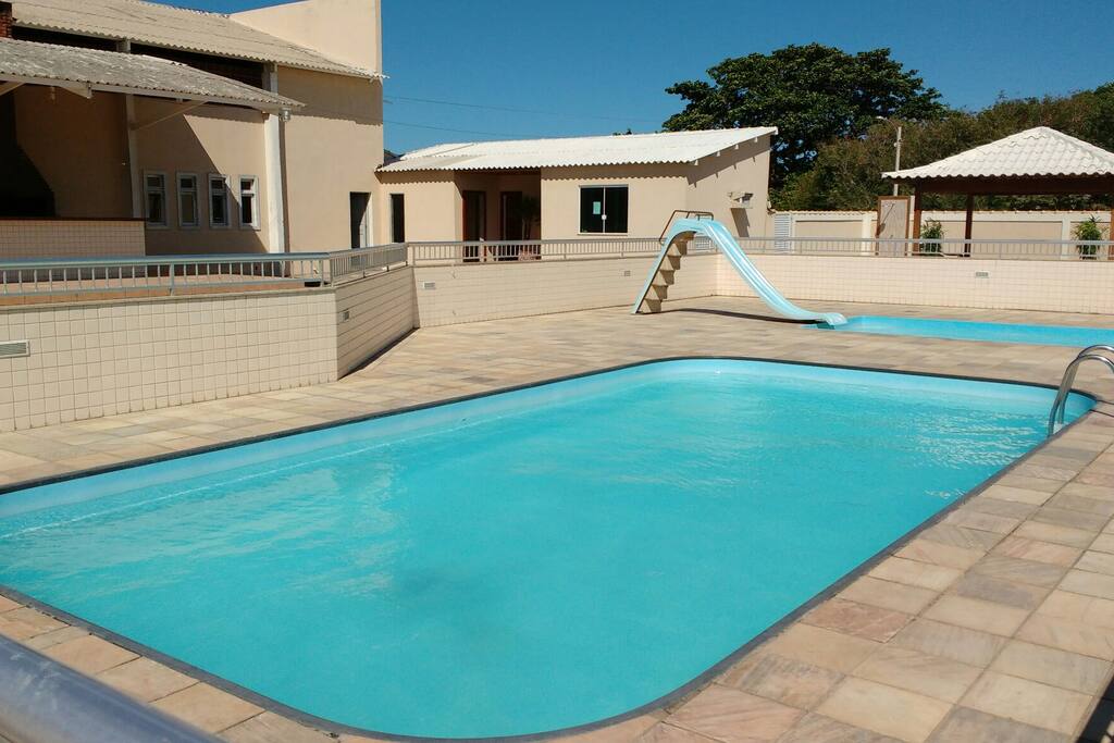 Piscina para adultos e crianças.