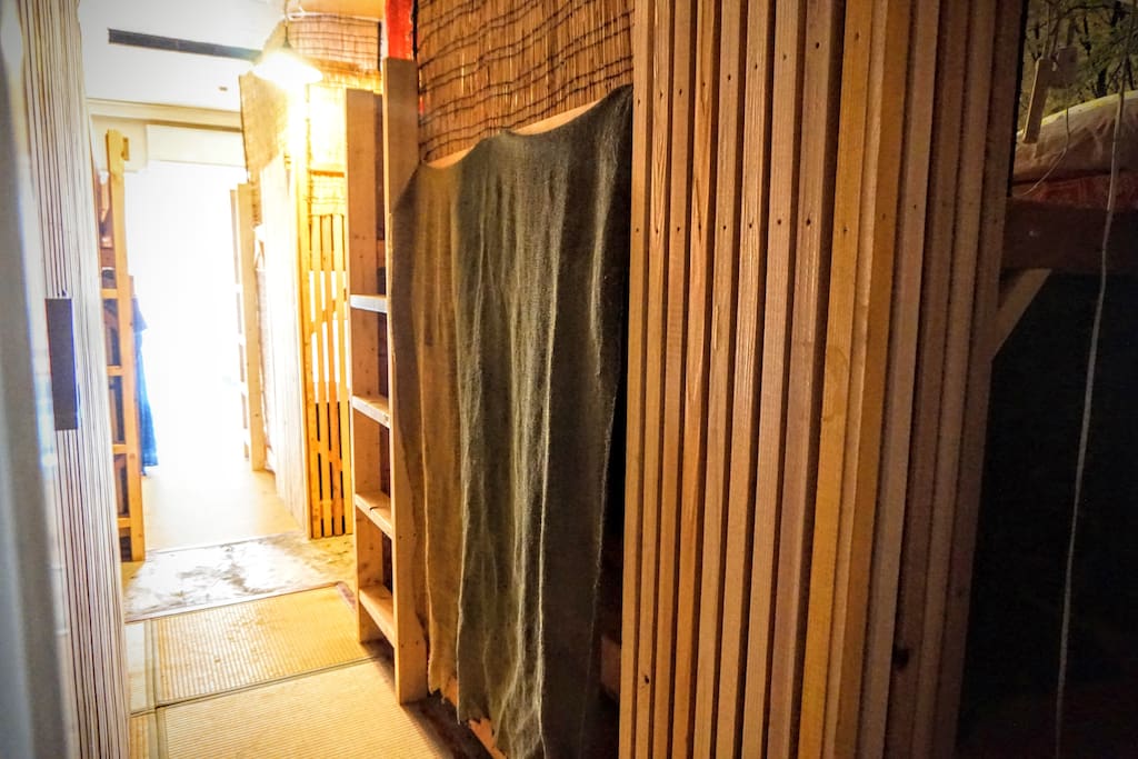 8 beds in this room.