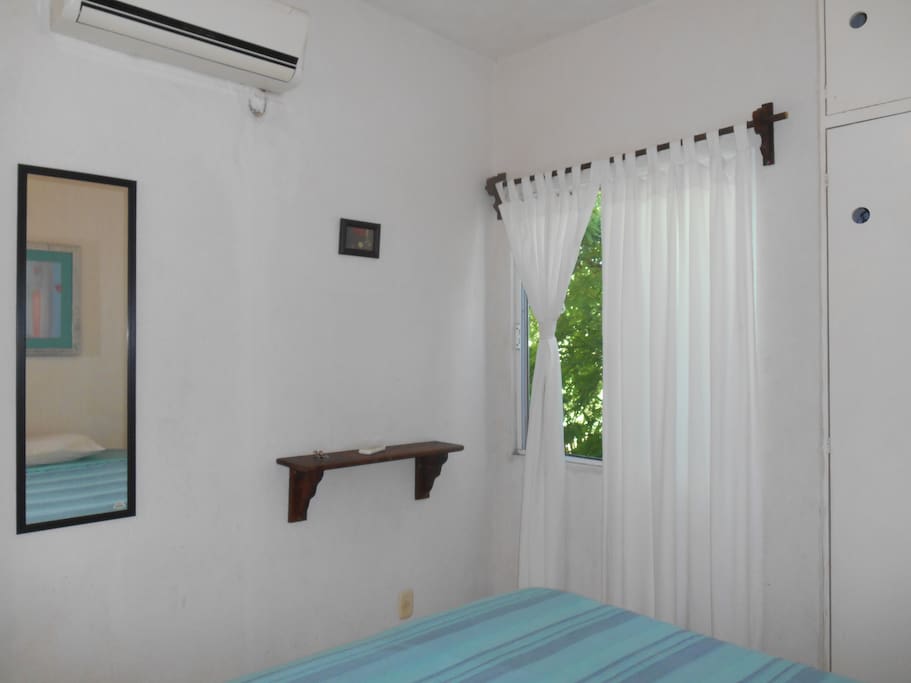 Cuenta con aire acondicionado y ventilador de techo