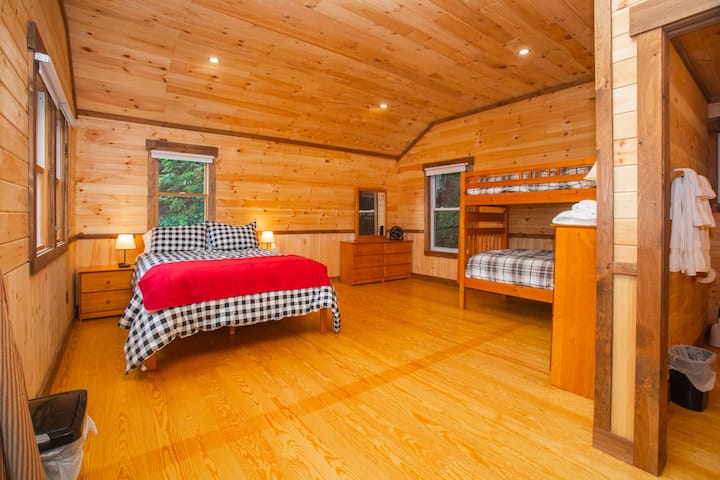 Casa litera: cama tamaño queen y 2 literas