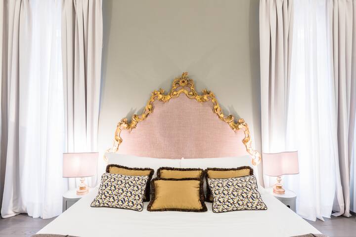 Walk to the Spanish Steps from a Spacious Flat gallery image 4