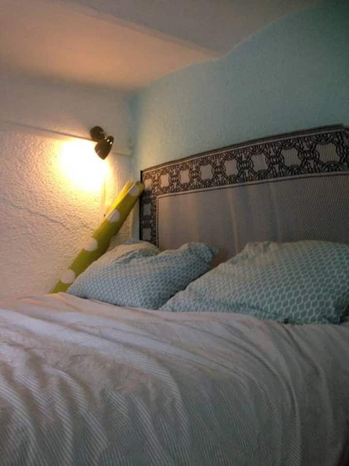 Slaapkamer 3: werkplaats, tweepersoonsbed op tussenverdieping