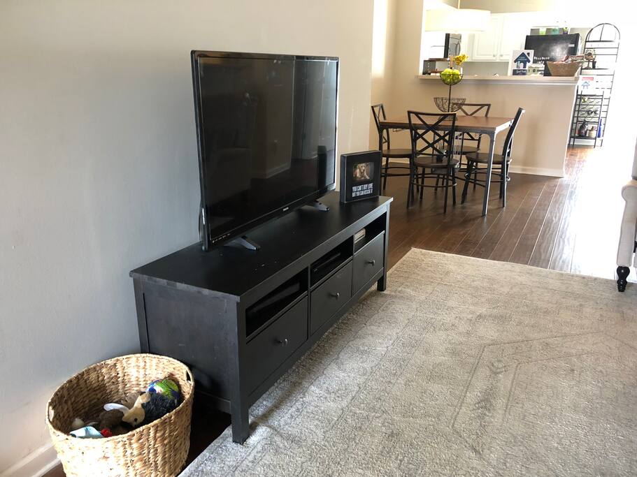 Living Room with 50" flat screen - cabel and ROKU available for use