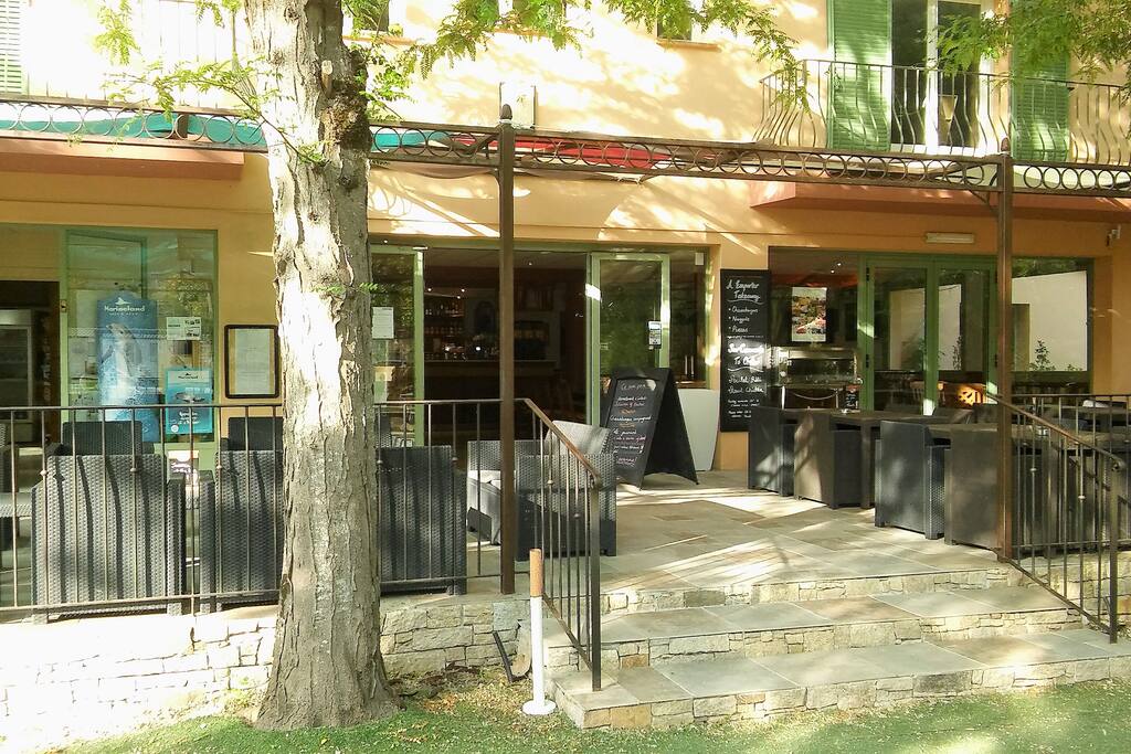 Bar and restaurent