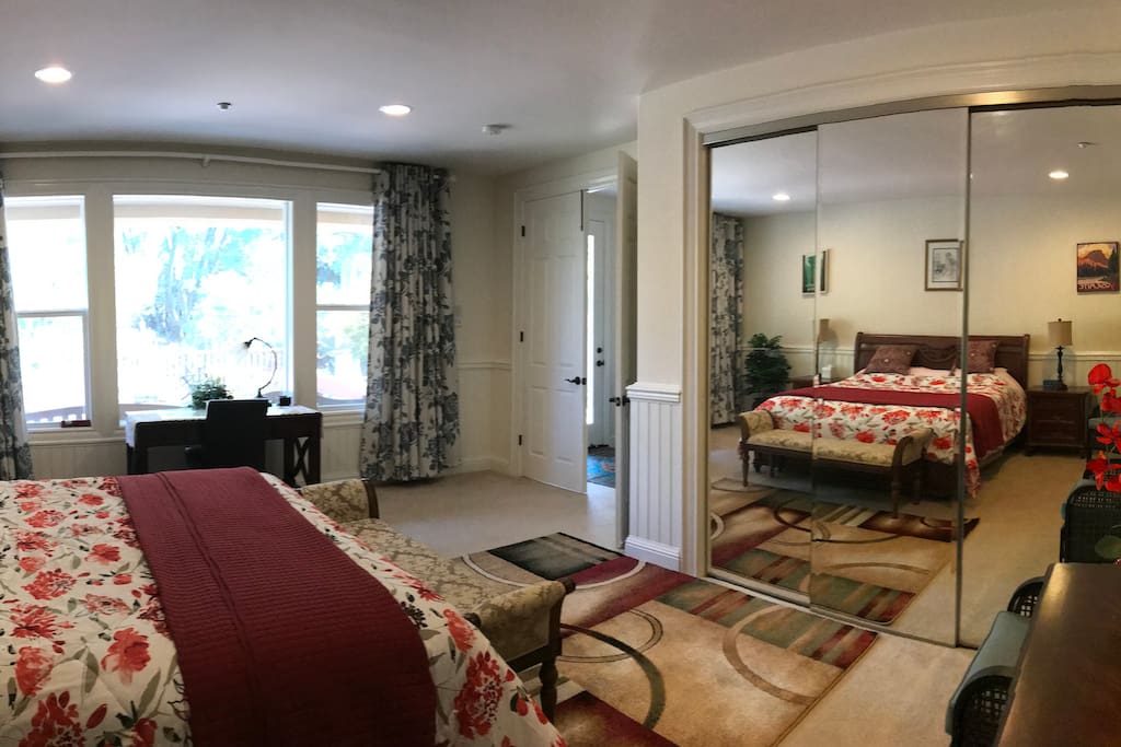 Huge room with giant closet space 宽敞舒适的大房间,三门镜面衣橱,精致的家具,保证了客人享受高品质的旅居生活……