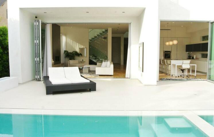 Modern Luxurious & Prime Location gallery image 5