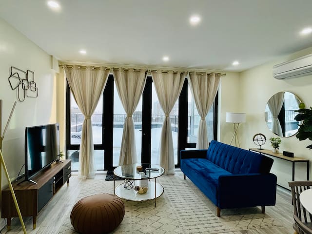 Chic Penthouse w/Terrace, Laundry,15mins to Midtwn