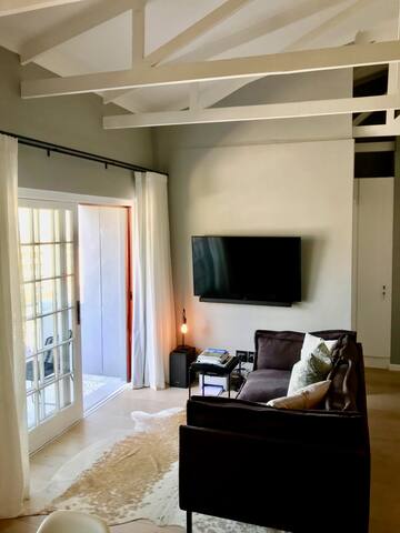 Luxury APT, Views, AC, Wifi, DSTV, No LoadShedding gallery image 5