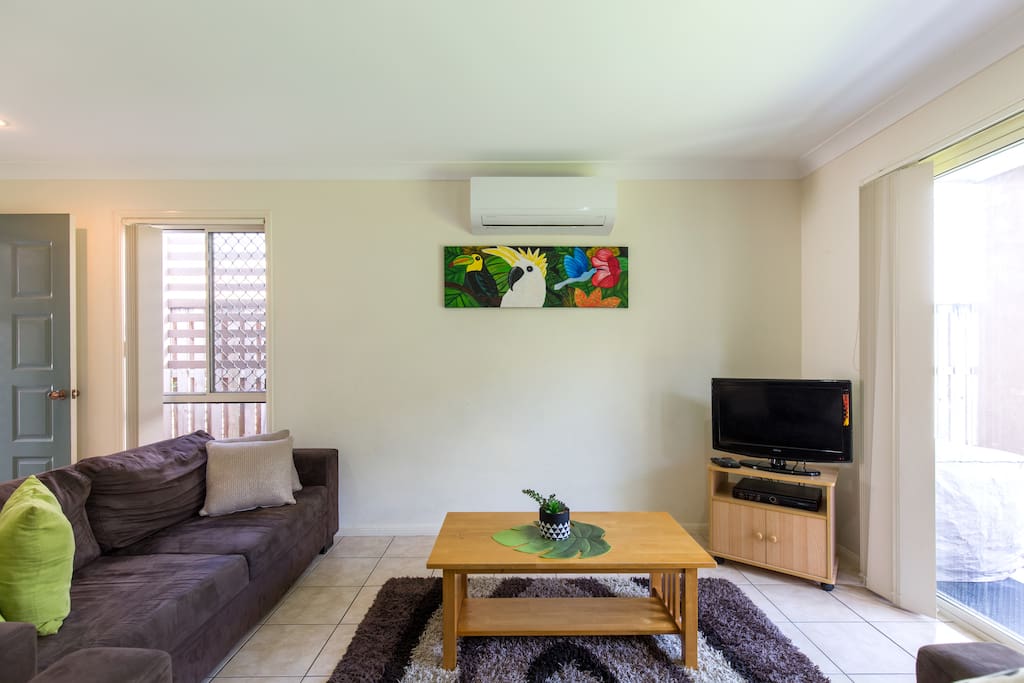 3 seated lounge plus double sofa bed, reversed air/con, Foxtel. DVD and Free Wifi