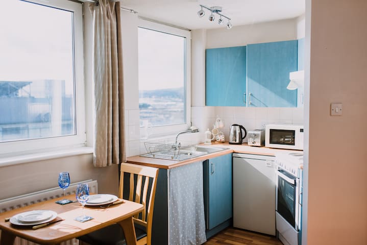 Bright, 1 bed apt with WIFI & free parking!