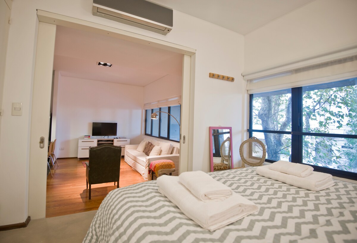 Საძინებლის გასაწევი კარები დამატებითი კონფიდენციალურობისთვის. Თანამედროვე AC ბლოკი საძინებელში.