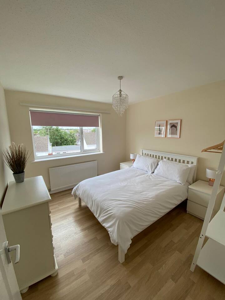 Spálňa s manželskou posteľou sa nachádza na prvom poschodí 