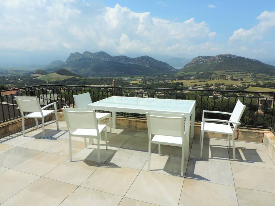 terrasse aménagée de 25 m² au 2ème niveau