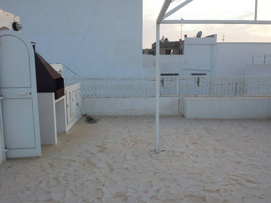 Grande terrasse sur toute la superficie de la maison