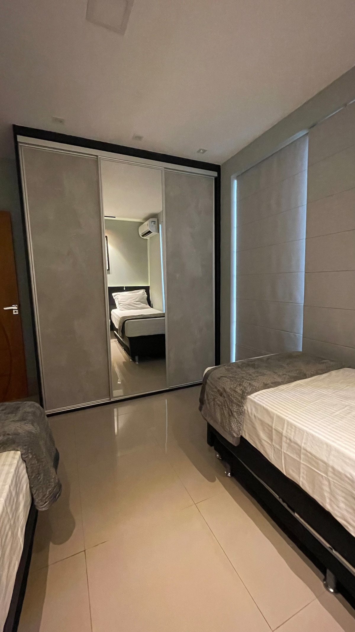 غرفة مفردة ، مع القدرة على دمج الأسرّة ووضعها للزوجين. خزانة جديدة مخطط لها.
تقسيم مكيف الهواء.