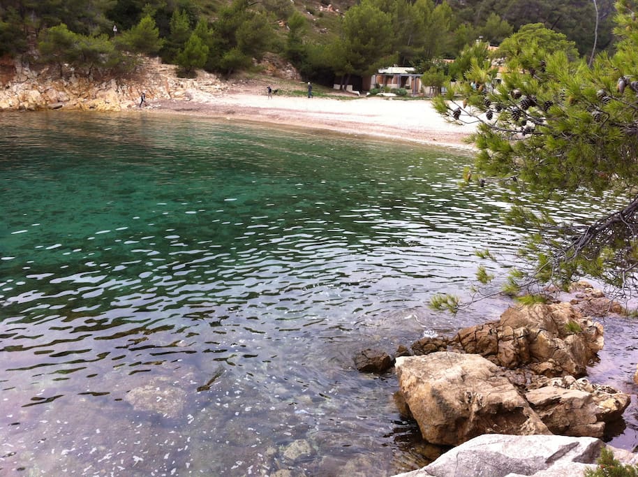 plage du Port d'Alon accessible par la route mais aussi après une superbe ballade d'environ 5 km au départ de Bandol