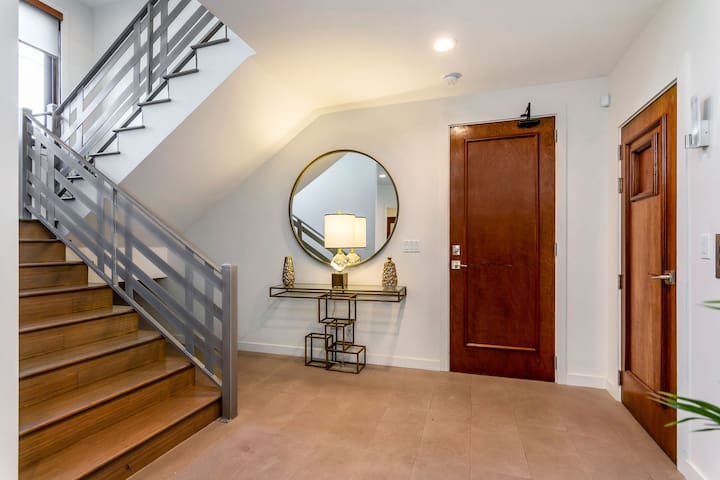 Hollywood Staycation Home Pool Spa Views Theatre gallery image 3