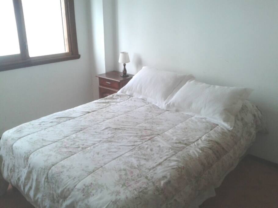 Dormitorio con ventana a jardin interno, luminoso, con placard