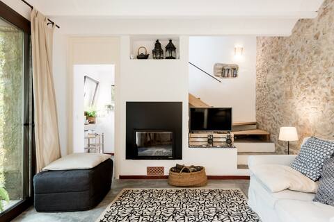 Let yourself be enchanted by the wild charm of this converted old workshop