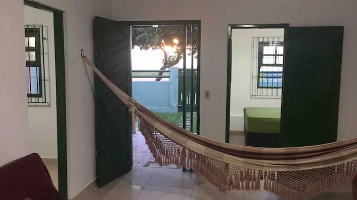 דלת חברתית המשקיפה על הסלון (חוף קדמי) וחדרי שינה 1 (משמאל) ו -2 (מימין) עם נוף לחוף