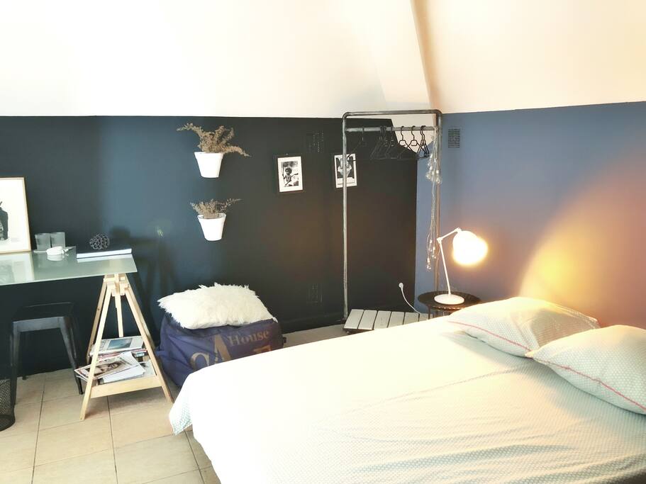Et lumineuse la journée.
La chambre est également équipée d’un coin bureau.
