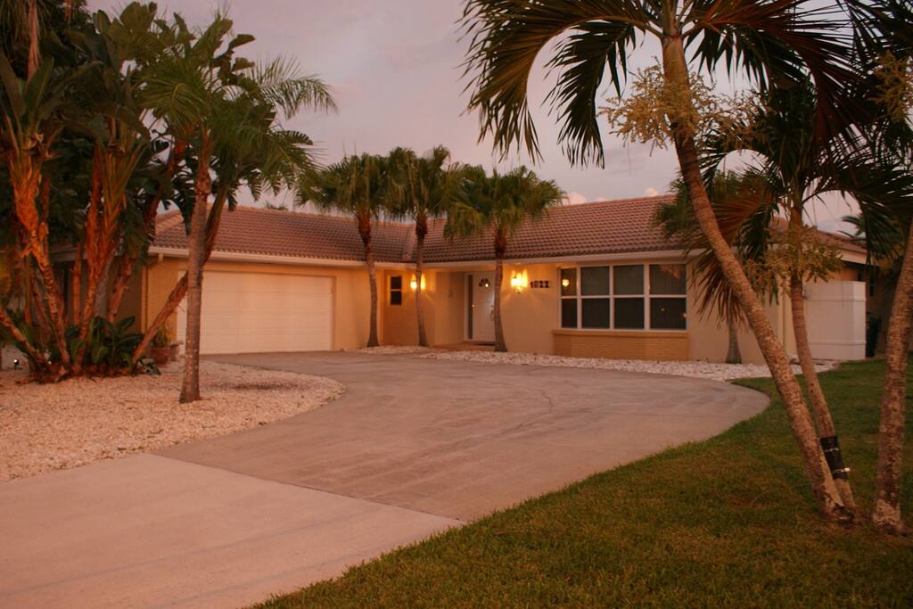 Coral palm. Вилла Каталина. Кейп-Корал. South East Florida Villa. Штат Флорида, Корал Спрингс фото.