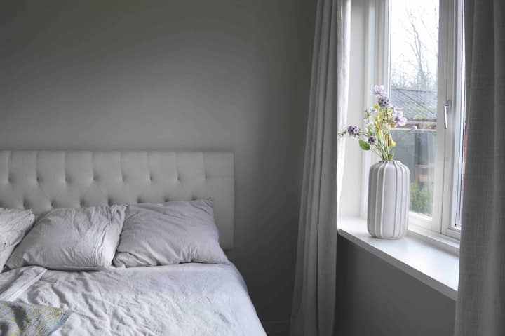 המיטה הכפולה בחדר השינה הראשי. כמובן, היא תמיד מיועדת לכם עם מצעי כותנה מכובסים ומגבות נקיות. אין מה לדאוג, רק לצאת לחופשה. :-) 