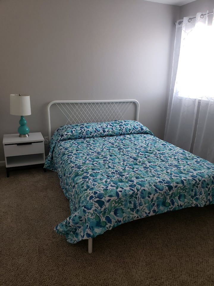 ห้องนอนชั้นบนพร้อมเตียงควีนไซส์