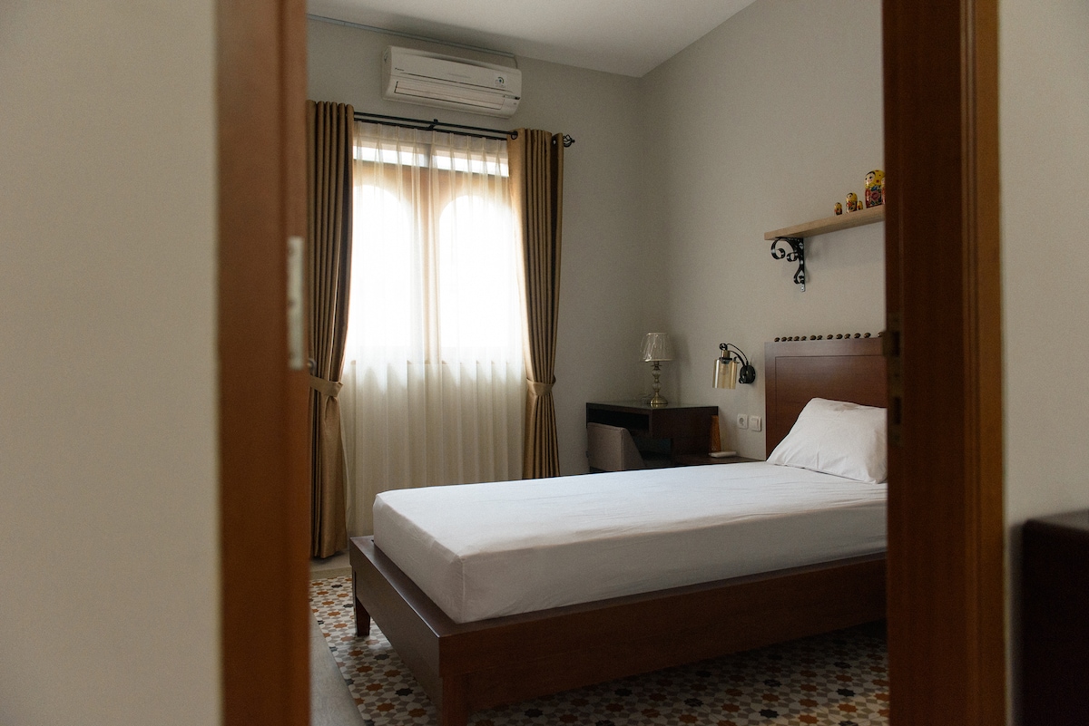 房间1 -单人床，可加1张额外的床。