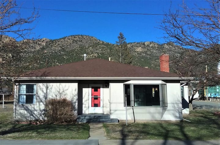 *Sweet Retreat*- One Block To Main St.  Str-080 - Colorado