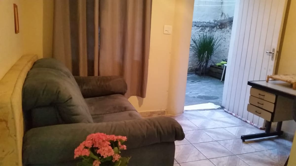 Woonkamer met bank en hoektafel