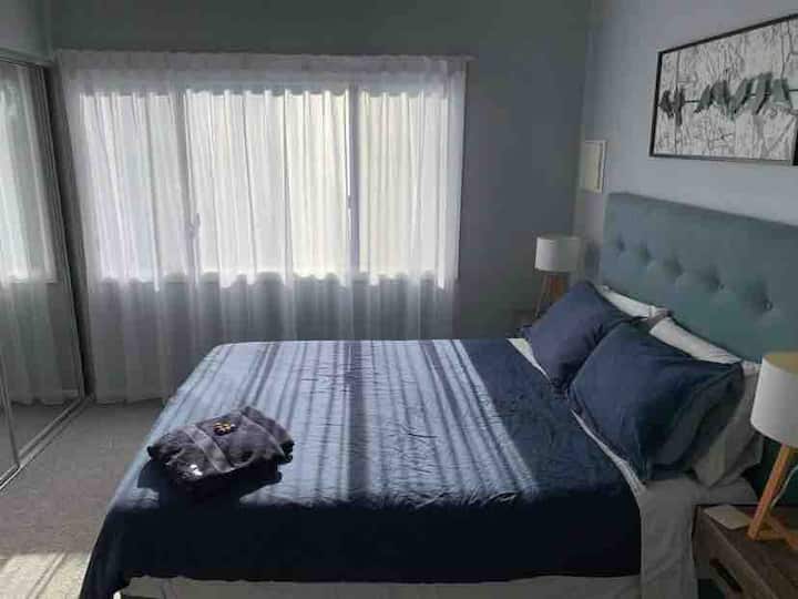 Cómoda cama tamaño queen con ventilador de techo para noches cálidas de verano 