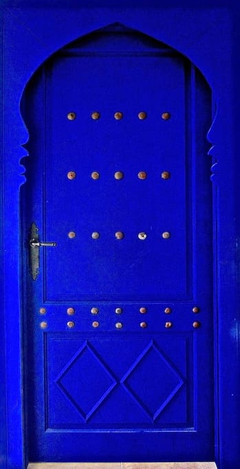 LA PUERTA AZUL