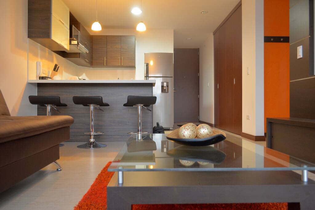 Entrada del apto cocina y zona de ropas cerrada.