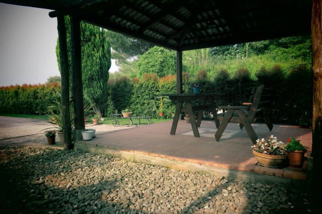 Gazebo con barbecue in giardino