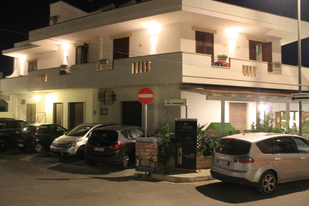 BALCONE E PARCHEGGIO DEL B&B