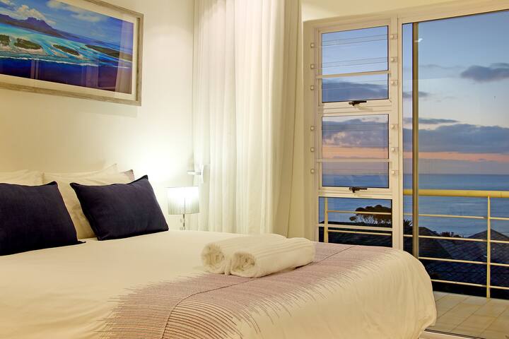 Oceans View Sleek penthouse with coastal feel gallery image 4