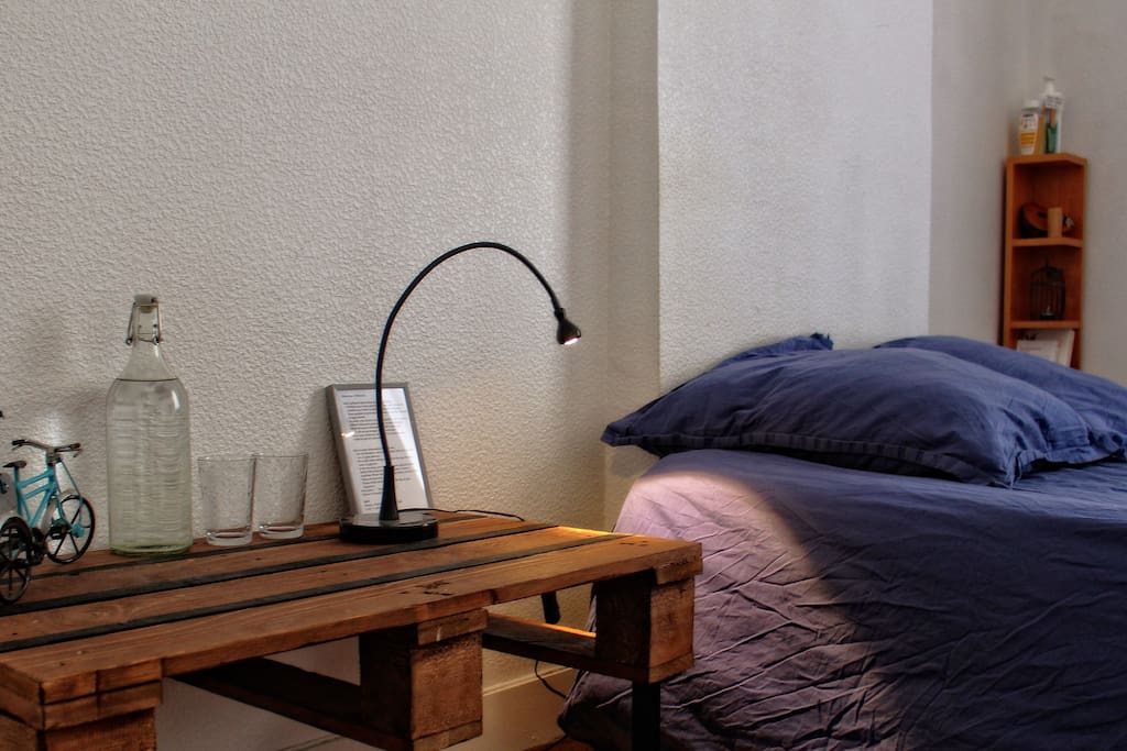 Il y a un miroir en pieds, un porte manteau et une lampe de chevet dans la chambre.