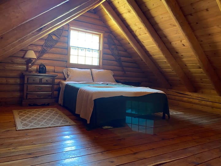 Основната кабина разполага с отворена спалня с таванско помещение и двойно легло