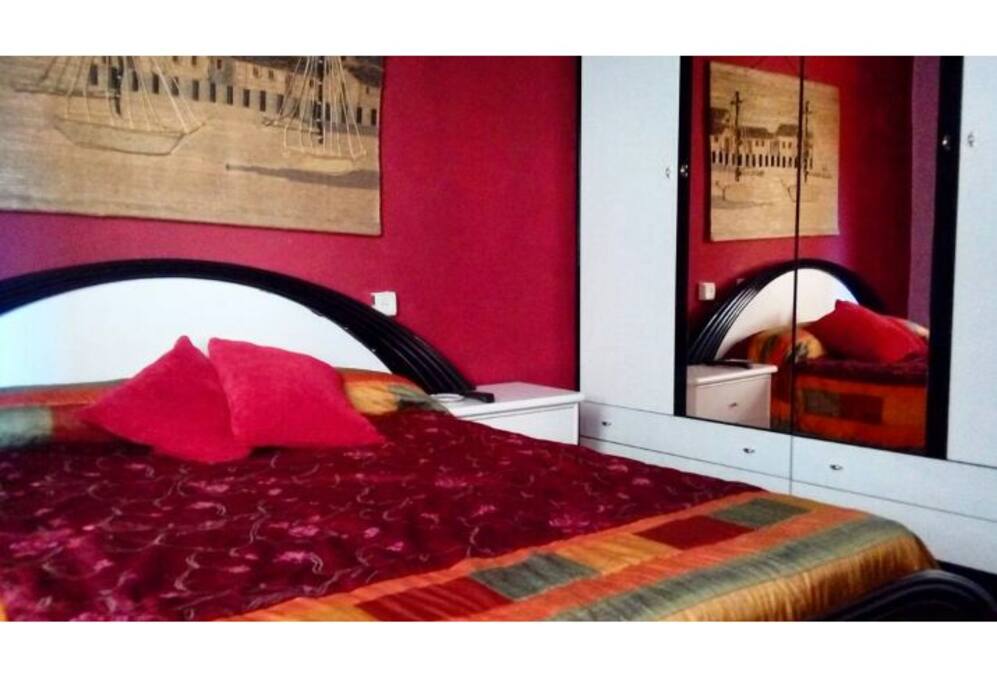 Habitación privada: Armario con espejo.