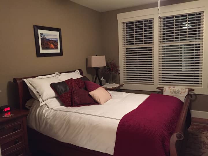 Chumba bora cha kulala/Kitanda cha Malkia - kitanda chenye starehe na msaada sana. Quilts kadhaa za ziada ikiwa inahitajika.