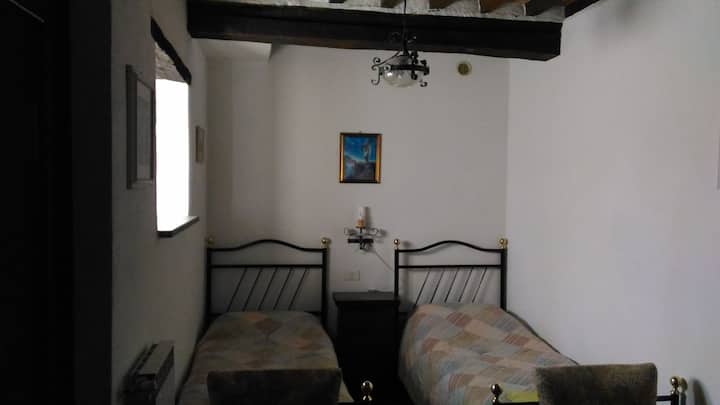 HABITACIÓN CON 2 INDIVIDUALES Y BAÑO EN LA HABITACIÓN