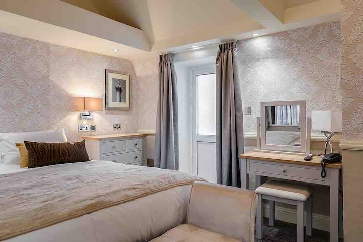 2 Bed/2 Bath Entire Flat, Patio, Sky TV, AC gallery image 2