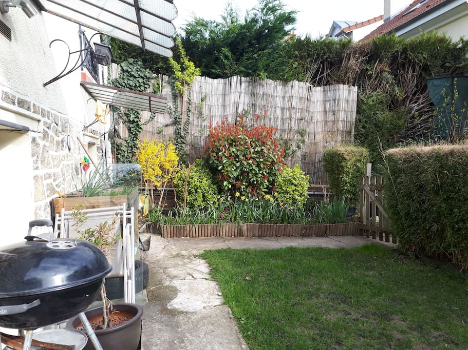 Small garden. Barbecue. And garden equipments to eat outside
salon de jardin avec barbecue. Petit jardin fleuri. (Au printemps)