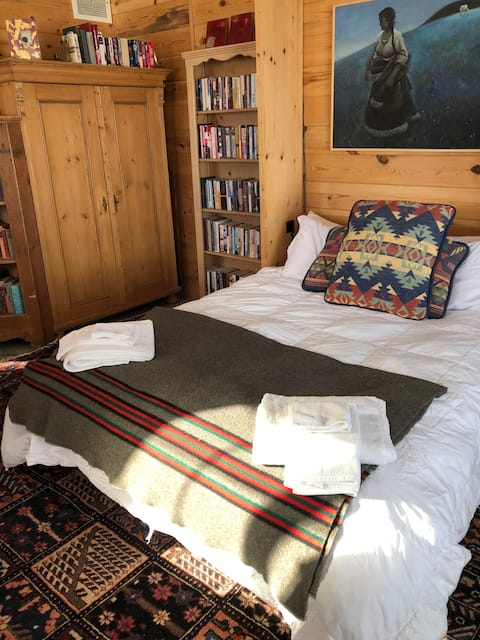 Hailey rustic cabin w/ modern bed, sauna,private