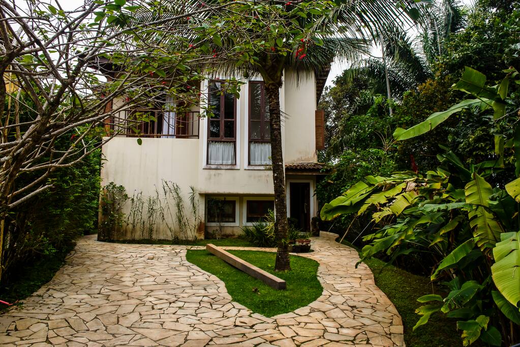 A casa fica em rua sem saída