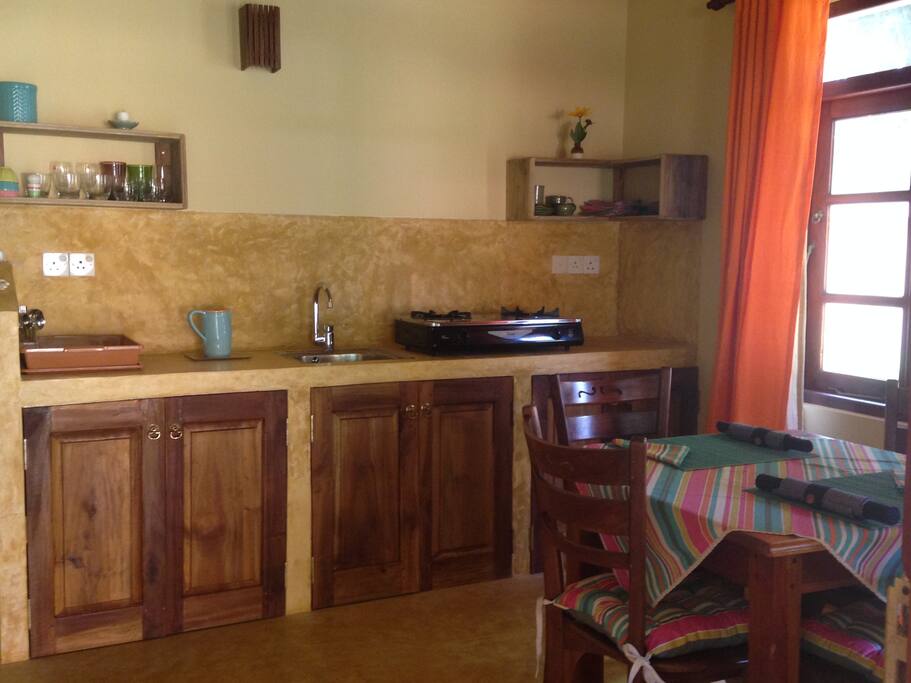 Cuisine equipee et coin repas