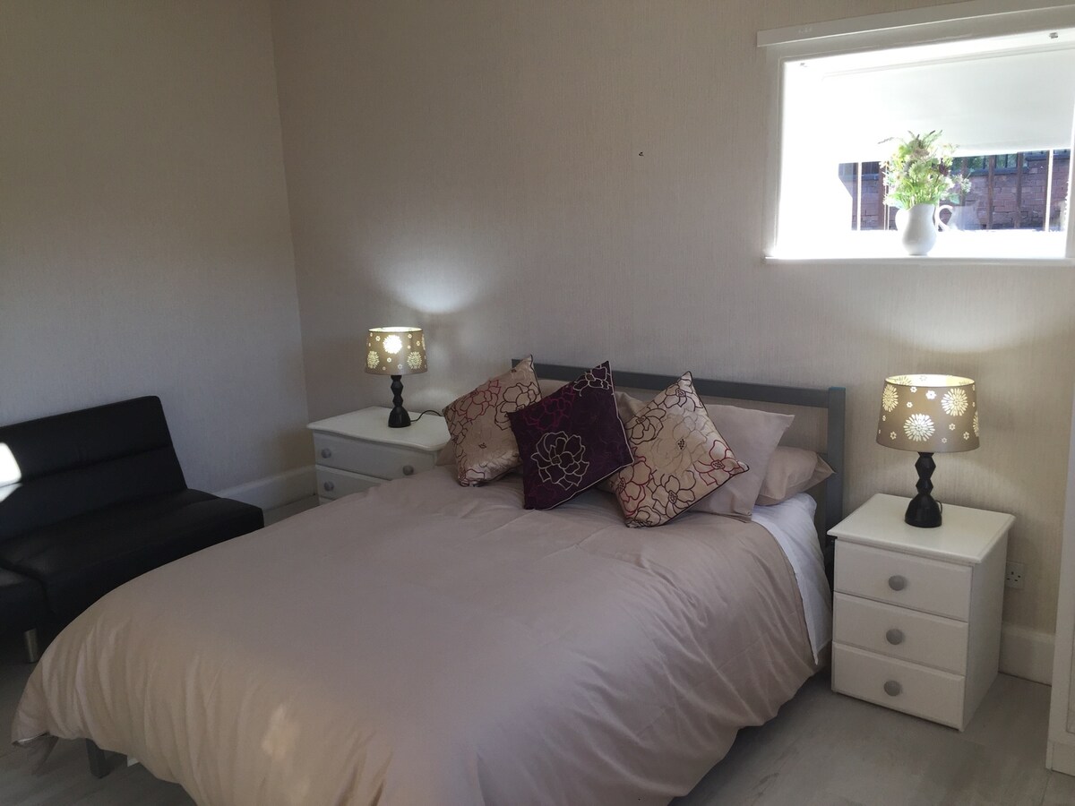 חדר שינה זוגי מואר, מרווח ונוח עם אח לתקופה (לא פעילה אבל מאוד אטרקטיבית). במגירה העליונה של שידת המגירות יש מייבש שיער עם מראה גדולה על הקיר.   בחדר השינה הזה יש 2 חלונות, אחד לצד הנכס והשני המשקיף על הגינה הקדמית והחניה.  